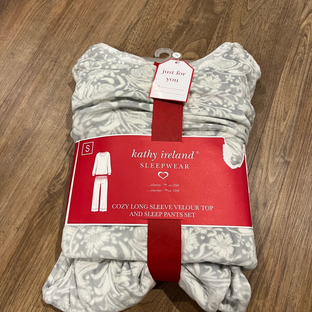 kathy ireland sleep cozy long sleeve velour top and sleep pants set